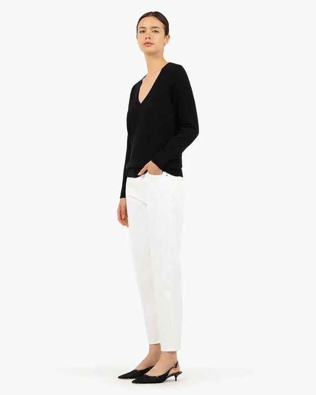 Women's Essential V-Neck Sweater - Black